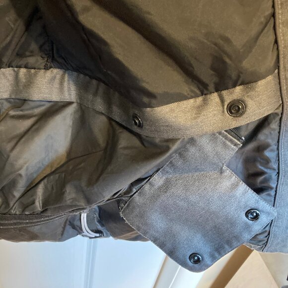 #133 Women's Helly Hansen Grey Winter Coat, Size Medium - Picture 13 of 13